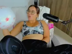 Amateur Live Sex Cam of isa_loves_cum