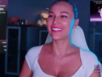 Bongacams Watch Live Sex Cams of QWEENII