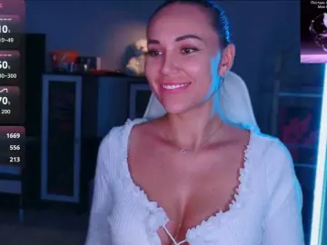 Bongacams Watch Live Sex Cams of QWEENII