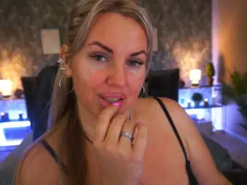 Bongacams Sex Cam of KiraCandyS
