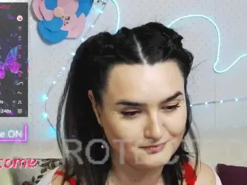 Brunette babe milf cams