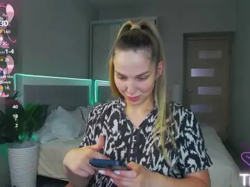 Blonde babe milf cams