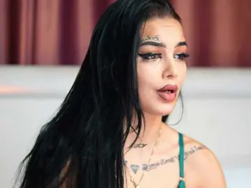 Brunette babe milf cams