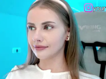 Bongacams Sex Cam of -VikkiL0vesCheese-