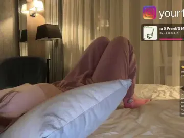 Bongacams Live Porn of -VikkiL0vesCheese-