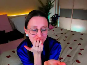 Brunette babe milf cams