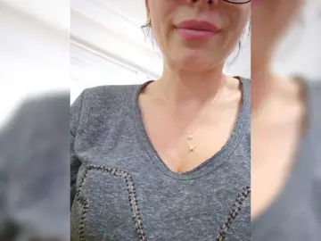 Enjoying milf cams