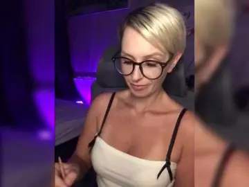 Shaved white milf cams