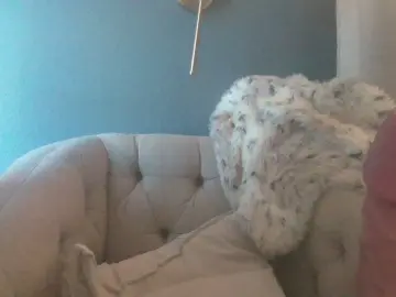 Cam4 Live Porn of HotHousewife33