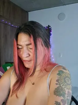 Cam4 Live Sex of CrazyMom69