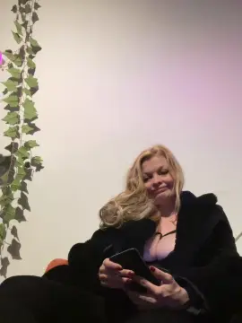 Cam4 Free Porn Cam of BlondandCurvy