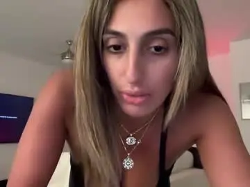 Chaturbate Live Sex Cam of camiliakxoxo