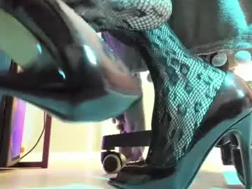 Chaturbate Free Porn Cam of crimsona_dom