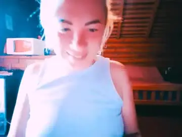 Chaturbate Live Sex Cam of alinafrey_
