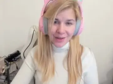 Chaturbate Live Sex Cam of artsyandcraftsy_