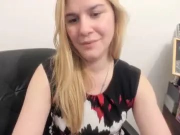 Chaturbate Live Sex of artsyandcraftsy_