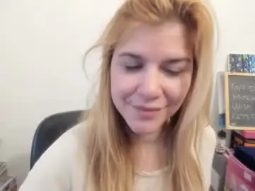 Chaturbate Live Sex Cam of artsyandcraftsy_