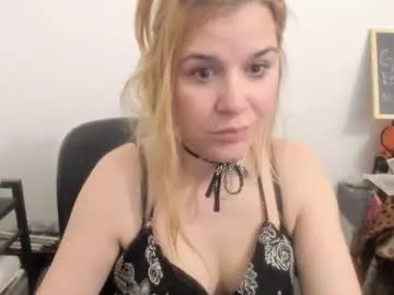 Chaturbate Live Sex Cam of artsyandcraftsy_