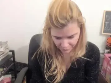 Chaturbate Live Sex of artsyandcraftsy_