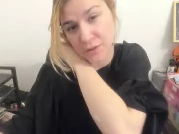 Chaturbate Live Sex of artsyandcraftsy_