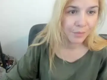 Chaturbate Live Sex Cam of artsyandcraftsy_