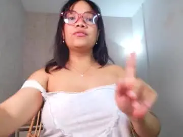 Chaturbate Live Sex Cam of mathilde_lina