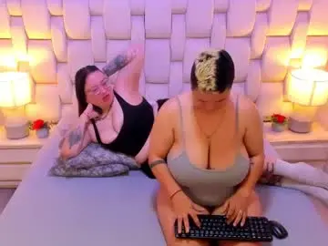 Chaturbate Sex Chat of miaandmolly_