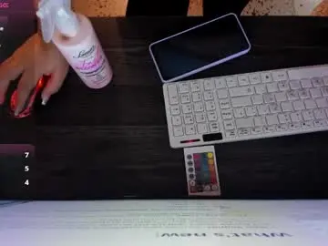 Chaturbate Live Sex Cam of elliee_taylorr