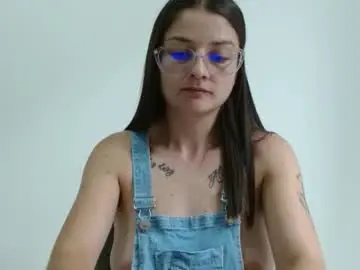 Chaturbate Best live sex cam show of lilcoralinne_0