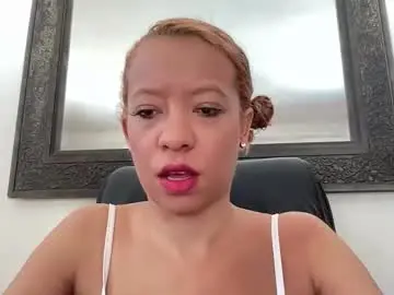 Chaturbate Live Sex Cam of honeygoldenbaddie24