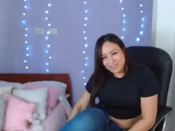 Chaturbate Live Sex Cam of paulina_galvis2700