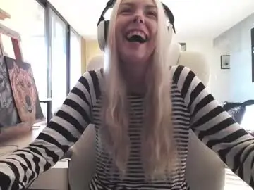 Chaturbate Live Sex Cam of tinykylie