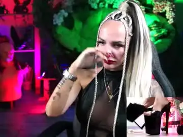 Chaturbate Live Sex Cam of monicamaxwel