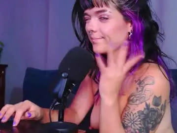 Chaturbate Free Live Porn of naughty_em_17
