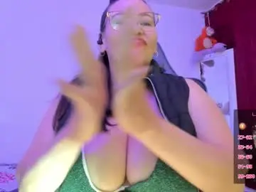 Chaturbate Live Sex Cam of esmeralda_milf1