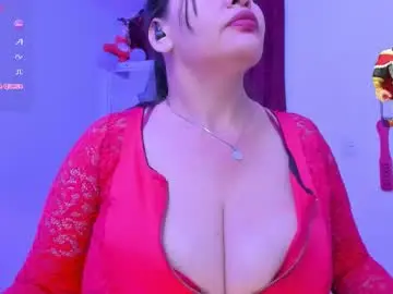 Chaturbate Live Sex Cam of esmeralda_milf1