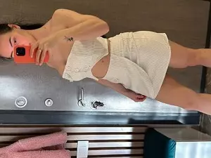 KatieSquirtss, a 30 y.o. milf cams model of myfreecams