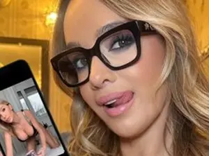 Streamate Free Porn Cam of VIRGINIECAPRICE