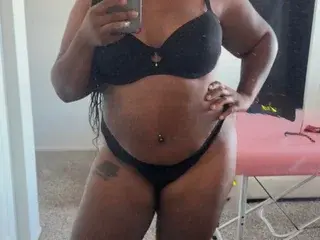 Streamate Live Sex Cam of QueenDomi