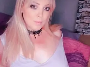 Streamate Live Porn of CurvyCourtneyUK