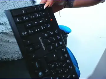 Stripchat Live Sex Cam of klylls_squirt_