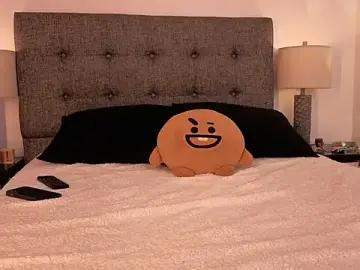 Stripchat Free Live Porn of mandi4pole_