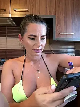 Stripchat Adult Webcam of Hotmomcheckk_