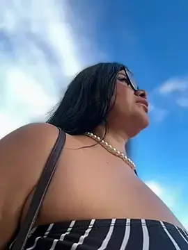 Stripchat Free Porn Cam of Issane_Peru