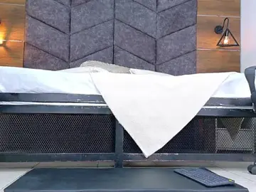 Stripchat Adult Webcam of RiriiBrunette__