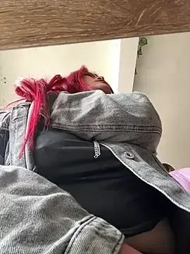 Stripchat Live Sex Cam of lia_moon77
