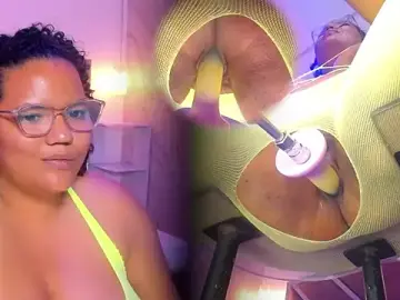 Stripchat Adult Webcam of MhiaRey