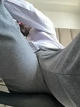 Stripchat Sex Cam of Hairy_Dad86