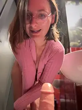 Stripchat Live Sex Cam of The_Snowwhitee