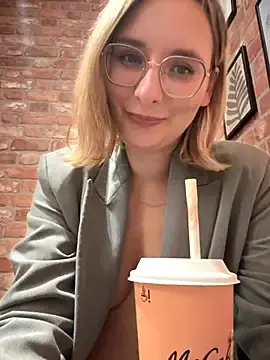 Stripchat Live Sex of The_Snowwhitee
